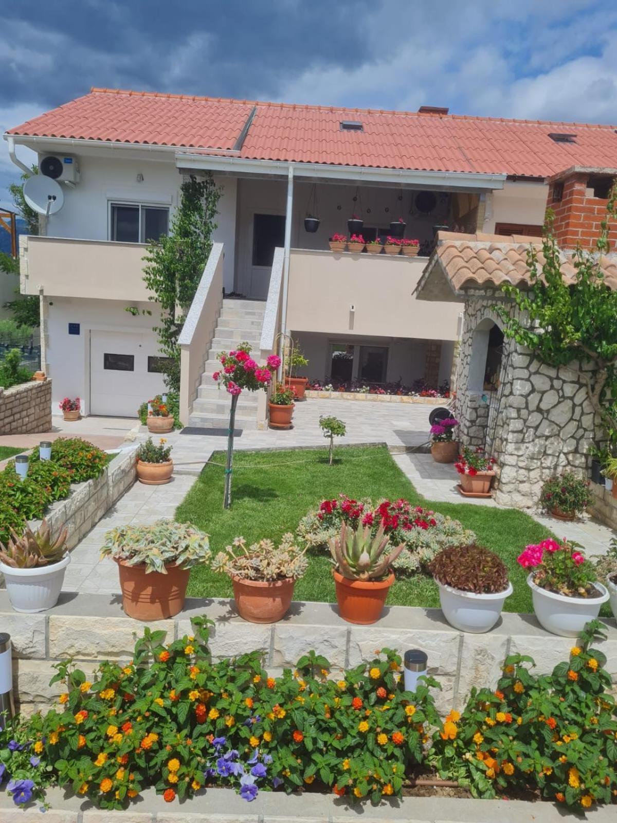 Apartman "Flower Garden" Ražanac Zewnętrze zdjęcie